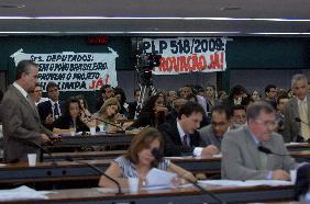 Pedido de vista coletivo adia votação do Projeto Ficha Limpa